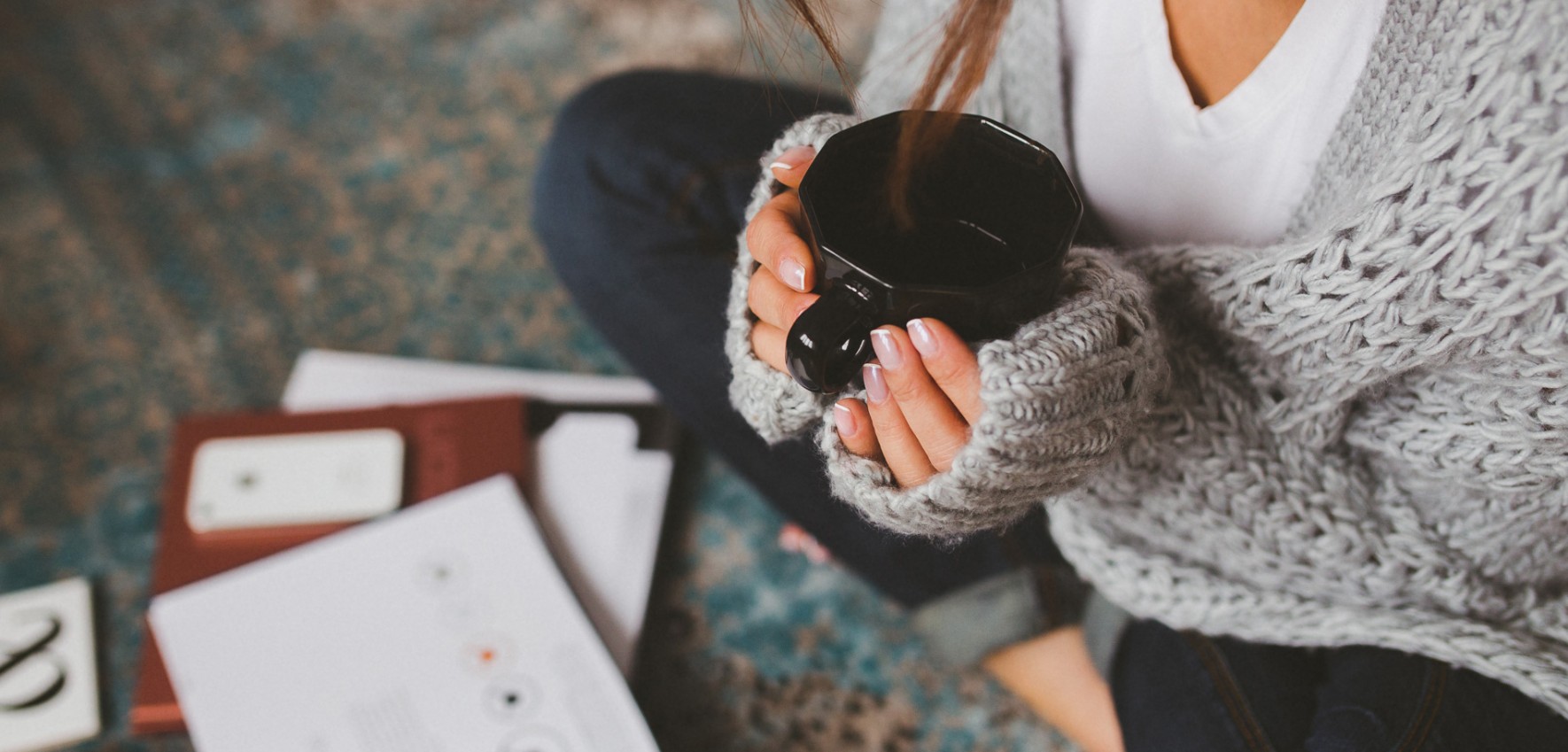 kaboompics.com_Cup-of-coffee-warming-in-the-hands-of-a-girl