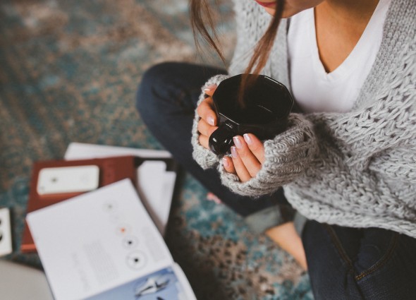 kaboompics.com_Cup-of-coffee-warming-in-the-hands-of-a-girl