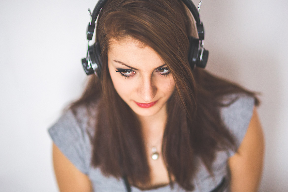 kaboompics.com_Portrait-of-young-attractive-girl-listening-to-music-with-headphones-(2)