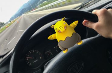 pokemon-go-in-the-car-jpg