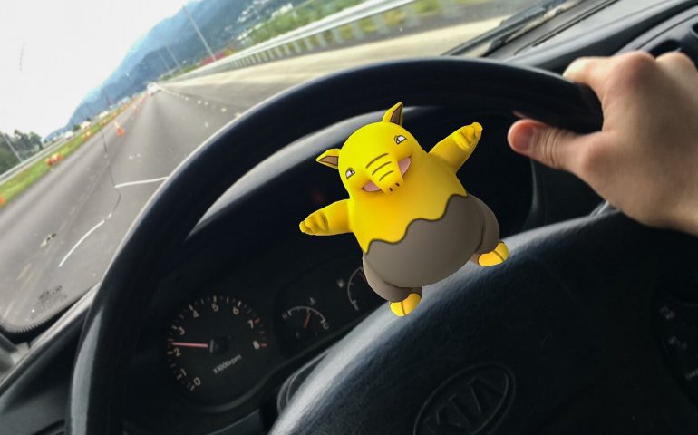 pokemon-go-in-the-car-jpg